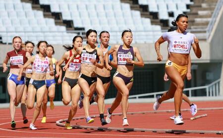 序盤は２番手につける久保凛（右から２人目）＝撮影・石湯恒介