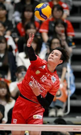 　サントリー-名古屋　第２セット、サーブを放つサントリー・高橋藍＝Ａｓｕｅアリーナ大阪