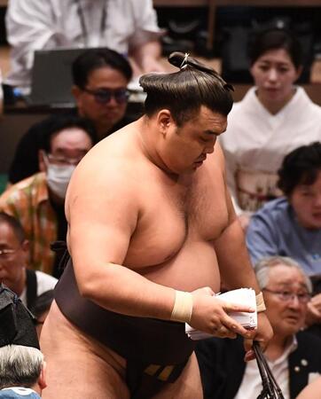 懸賞金の束を手にする霧島（撮影・園田高夫）
