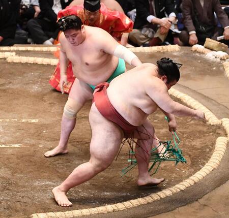 熱海富士（右）をはたき込みで破った一山本（撮影・園田高夫）