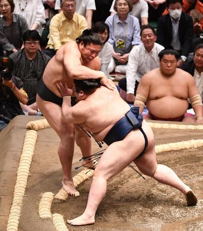 豪ノ山（右）に押し出しで敗れた若元春（撮影・園田高夫）