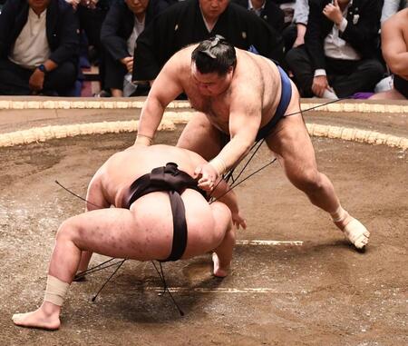 上手投げで豊昇龍（左）を破った高安（撮影・園田高夫）