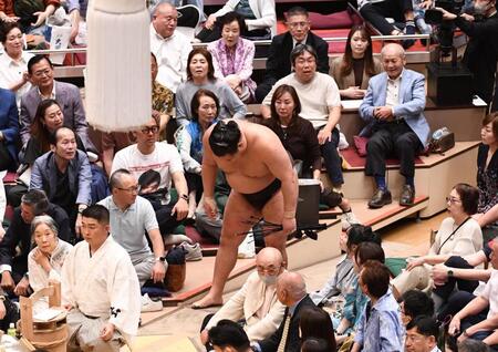 土俵に一礼する豊昇龍（撮影・園田高夫）