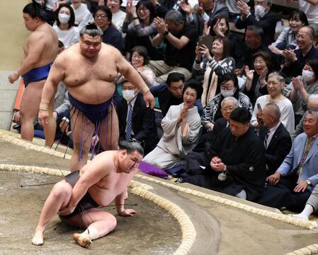 高安に上手投げで敗れた豊昇龍（手前）＝撮影・石井剣太郎