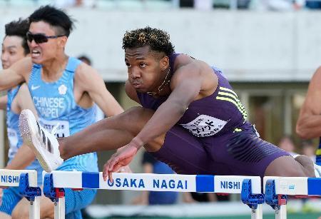 　男子１１０メートル障害決勝　１３秒０５で優勝した村竹ラシッド＝ヤンマースタジアム長居