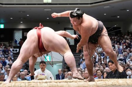 　霧島がはたき込みで隆の勝を下す＝両国国技館