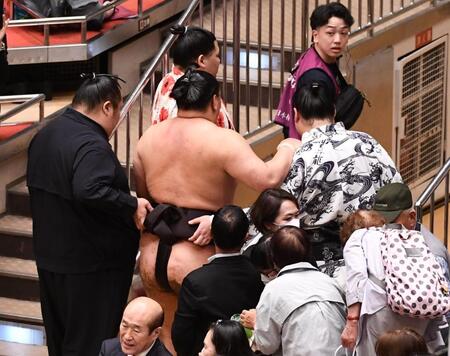 花道を引きあげる豊昇龍（撮影・園田高夫）