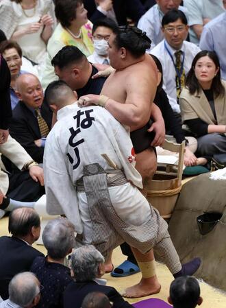 関係者に支えられながら引きあげる豊昇龍（撮影・石井剣太郎）