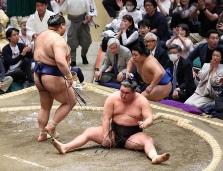 高安に上手投げで敗れた豊昇龍（右）＝撮影・石井剣太郎