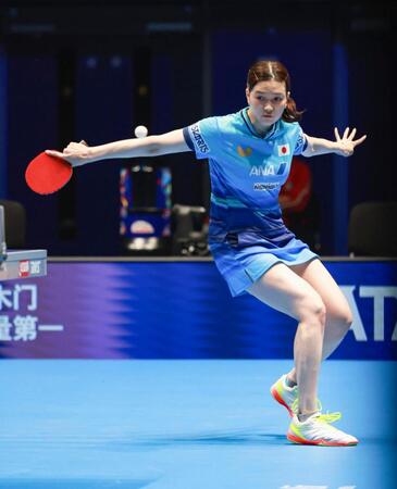 女子決勝の中国戦、第３試合でプレーする橋本帆乃香＝ロンドン（共同）