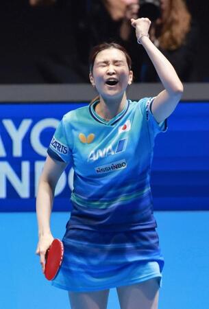 女子決勝の中国戦の第３試合で勝利し、ガッツポーズする橋本帆乃香＝ロンドン（共同）