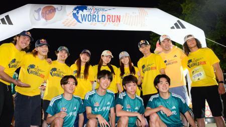　チャリティーイベントに参加したスノーボード女子の深田茉莉（後列左から６人目）、男子の山田琉聖（同２人目）ら＝１０日、東京都新宿区
