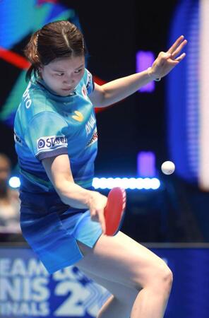 女子決勝の中国戦、第３試合でプレーする橋本帆乃香＝ロンドン（共同）