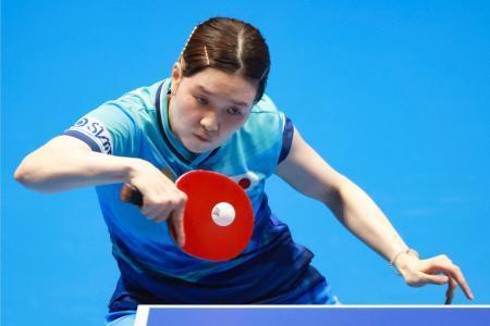 　女子決勝の中国戦、第３試合でプレーする橋本帆乃香＝ロンドン（共同）