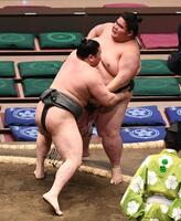 柏王丸（右）を寄り切りで破った旭富士（撮影・園田高夫）