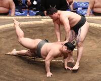 若雅（左）を引き落としで破った大森（撮影・園田高夫）