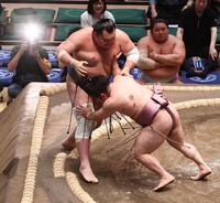 押し出しで栃大海（左）を破った炎鵬（撮影・園田高夫）