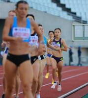 女子80０ｍタイム決勝３組に登場した久保凛（右端）＝撮影・石湯恒介