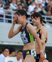 女子８００ｍタイム決勝３組に登場した久保凛（左）＝撮影・石湯恒介