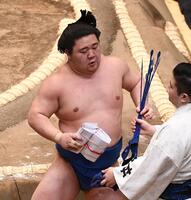 懸賞金の束を手にする藤ノ川（撮影・園田高夫）