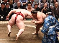 隆の勝（左）をはたき込みで下し白星スタートの霧島（撮影・園田高夫）