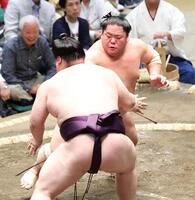 王鵬を押し出しで破る大栄翔（奥）＝撮影・石井剣太郎