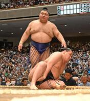 高安（奥）に上手投げで敗れた豊昇龍