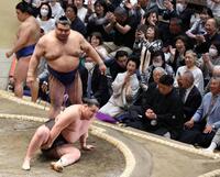 高安に上手投げで敗れた豊昇龍（手前）＝撮影・石井剣太郎