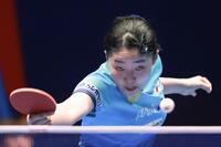 女子決勝の中国戦でプレーする張本美和＝ロンドン（共同）