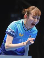 女子決勝の中国戦、第２試合でガッツポーズする早田ひな＝ロンドン（共同）
