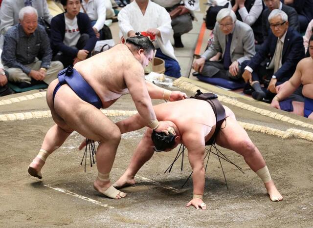 波乱の夏場所初日   横綱豊昇龍が怪我か