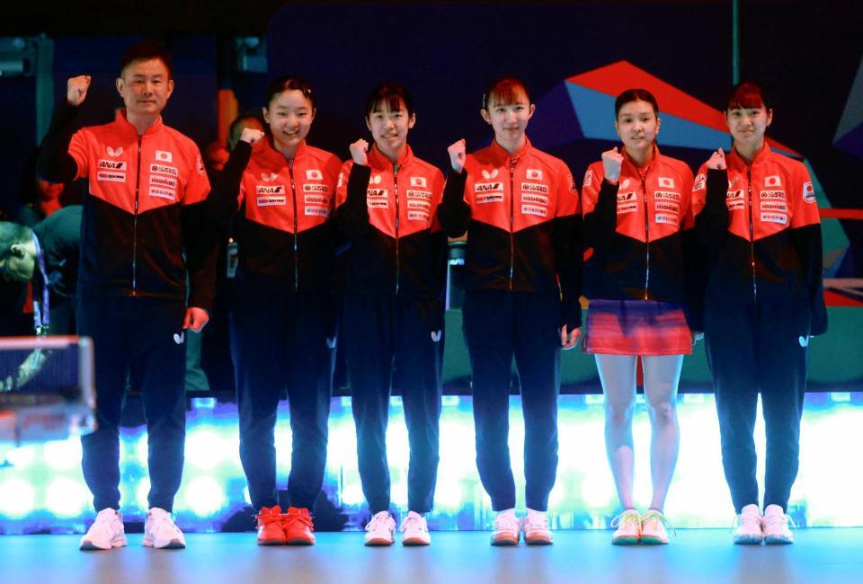 　女子準決勝でドイツに勝利し、ガッツポーズする日本チーム