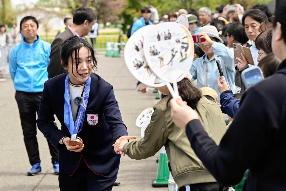 　パレードに集まった人たちとタッチを交わす高木美帆さん