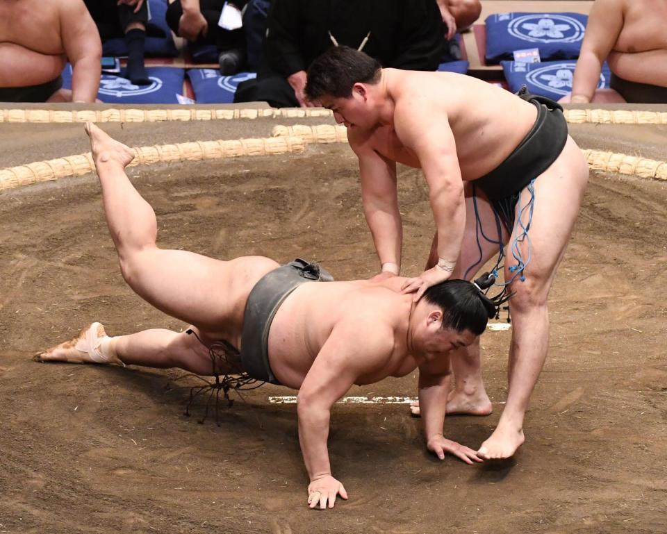 若雅（左）を引き落としで破った大森（撮影・園田高夫）