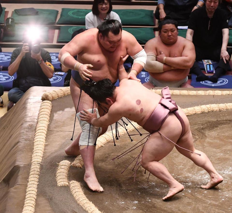 押し出しで栃大海（左）を破った炎鵬（撮影・園田高夫）