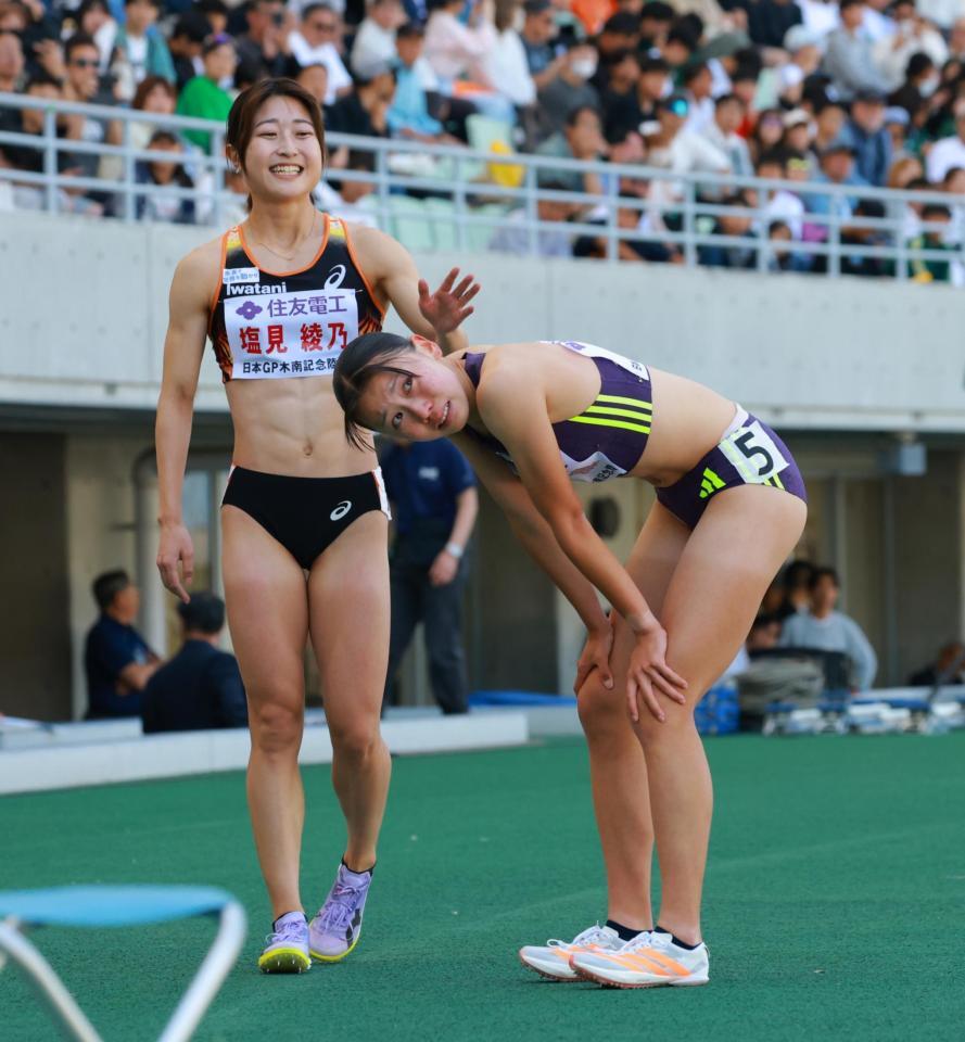女子８００ｍタイム決勝３組に登場した久保凛（右）＝撮影・石湯恒介