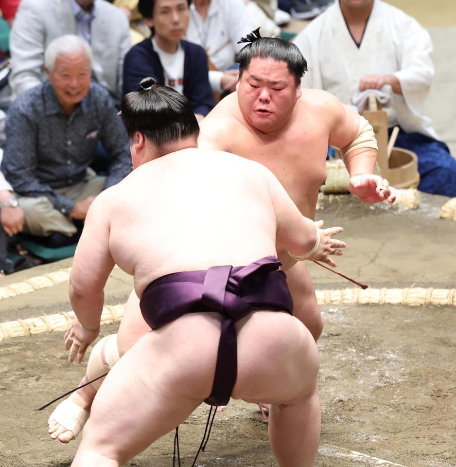 王鵬を押し出しで破る大栄翔（奥）＝撮影・石井剣太郎