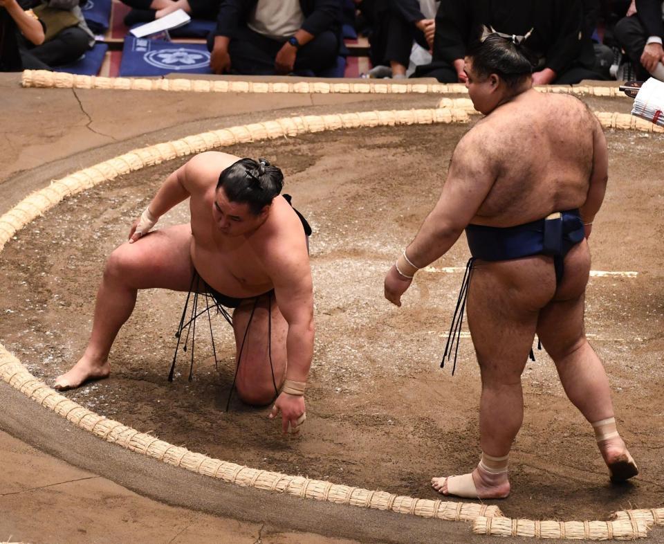 高安（右）に上手投げで敗れ右足を負傷した豊昇龍（撮影・園田高夫）