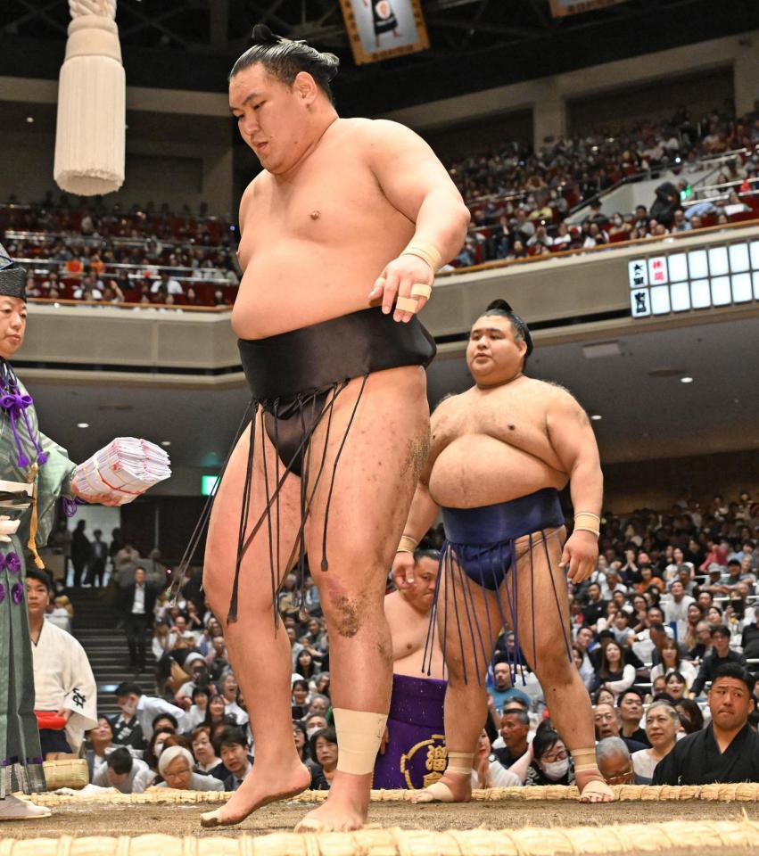高安（奥）に上手投げで敗れ、足を気にしながら引き揚げる豊昇龍
