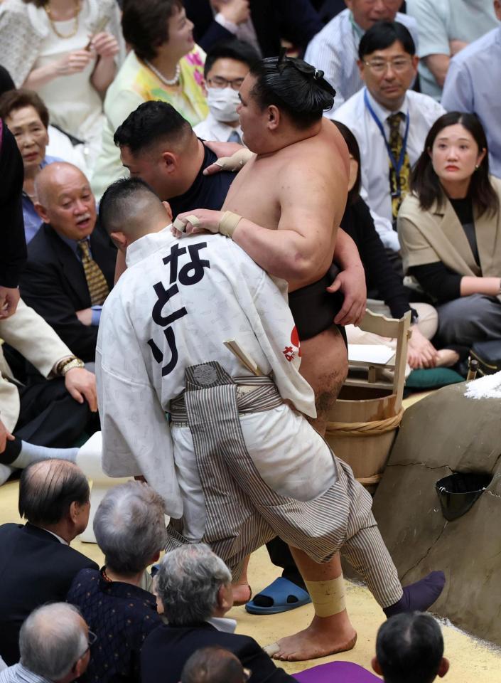 関係者に支えられながら引きあげる豊昇龍（撮影・石井剣太郎）