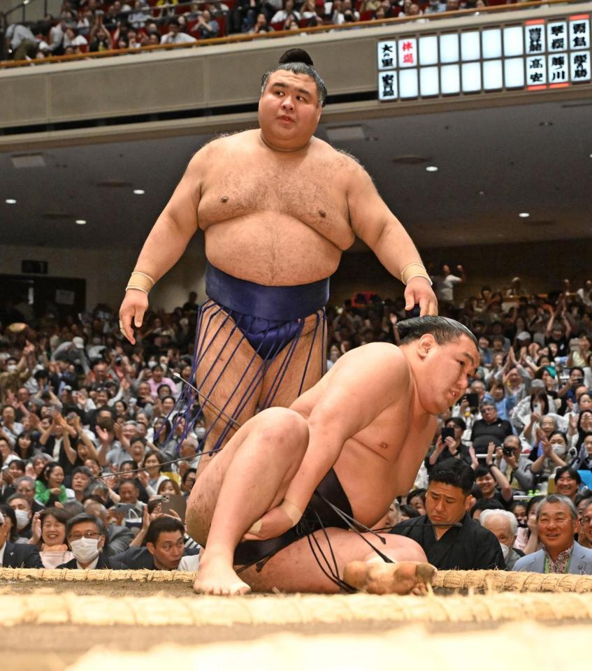 高安（奥）に上手投げで敗れた豊昇龍