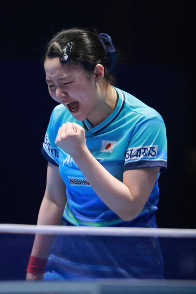 女子決勝の中国戦でガッツポーズする張本美和＝ロンドン（共同）