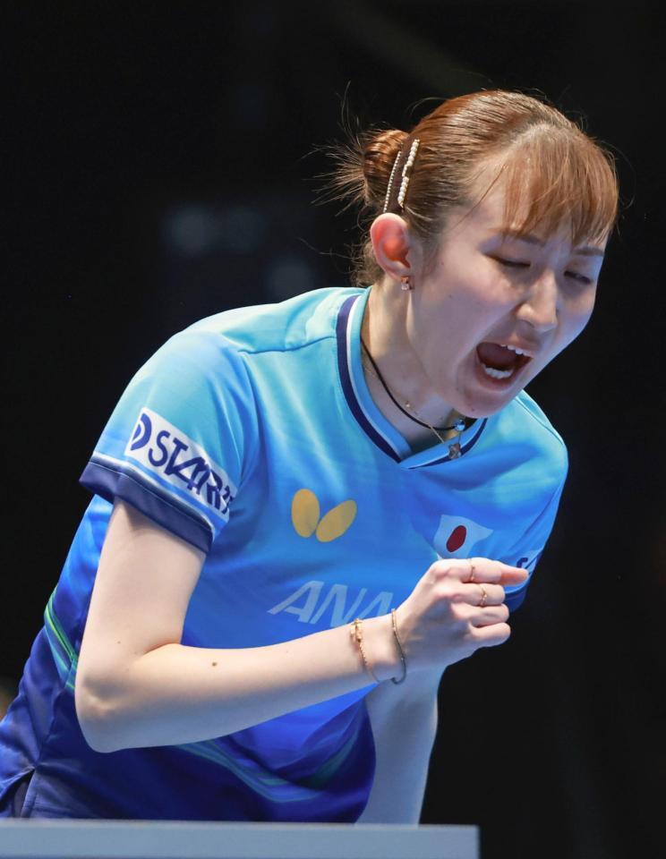 女子決勝の中国戦、第２試合でガッツポーズする早田ひな＝ロンドン（共同）