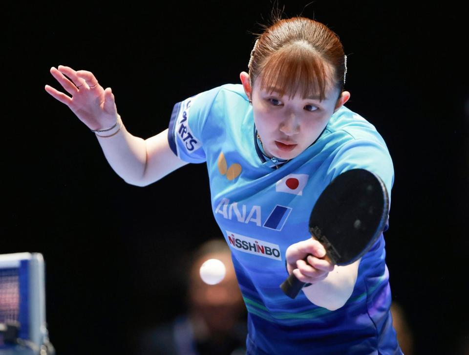 女子決勝の中国戦、第２試合でプレーする早田ひな＝ロンドン（共同）