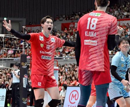 　決勝進出を決め、喜ぶ高橋藍（左）らサントリーの選手たち