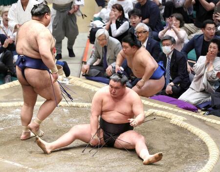 　高安に上手投げで敗れた豊昇龍（撮影・石井剣太郎）