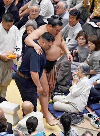 　肩を借りて引き揚げる豊昇龍