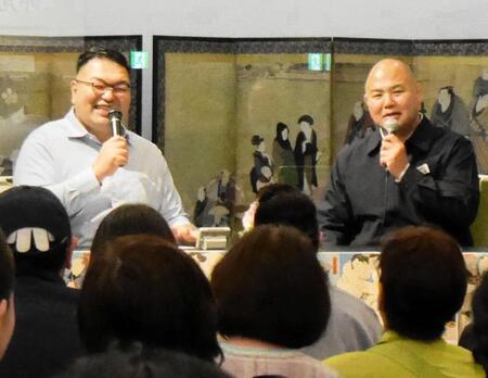 トークショーを行った千賀ノ浦親方（右）と大嶽親方