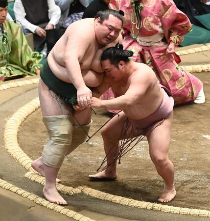 白鷹山（左）を寄り切りで破り連勝の炎鵬（撮影・園田高夫）