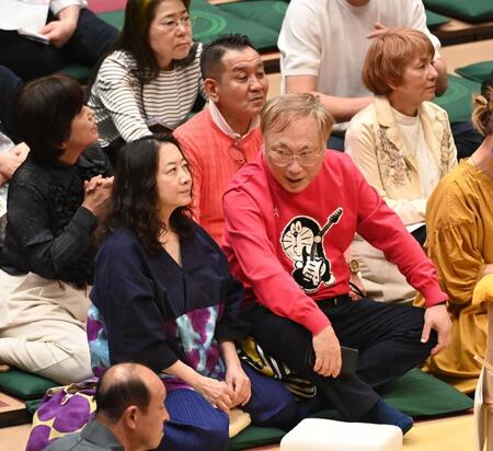 西原理恵子氏（左）と観戦に訪れた高須克弥院長（撮影・園田高夫）